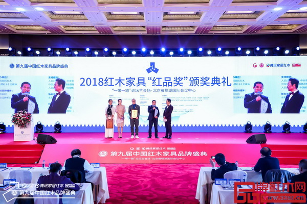 周仲坚(右二)接受中央电视台著名主持人赵保乐(右一)采访时表示,2019年老周家居将围绕“应变”与“能量”两大方向加强产品研发、与全国经销商共赢市场 周仲坚(右二)接受中央电视台著名主持人赵保乐(右一)采访时表示,2019年老周家居将围绕“应变”与“能量”两大方向加强产品研发、与全国经销商共赢市场